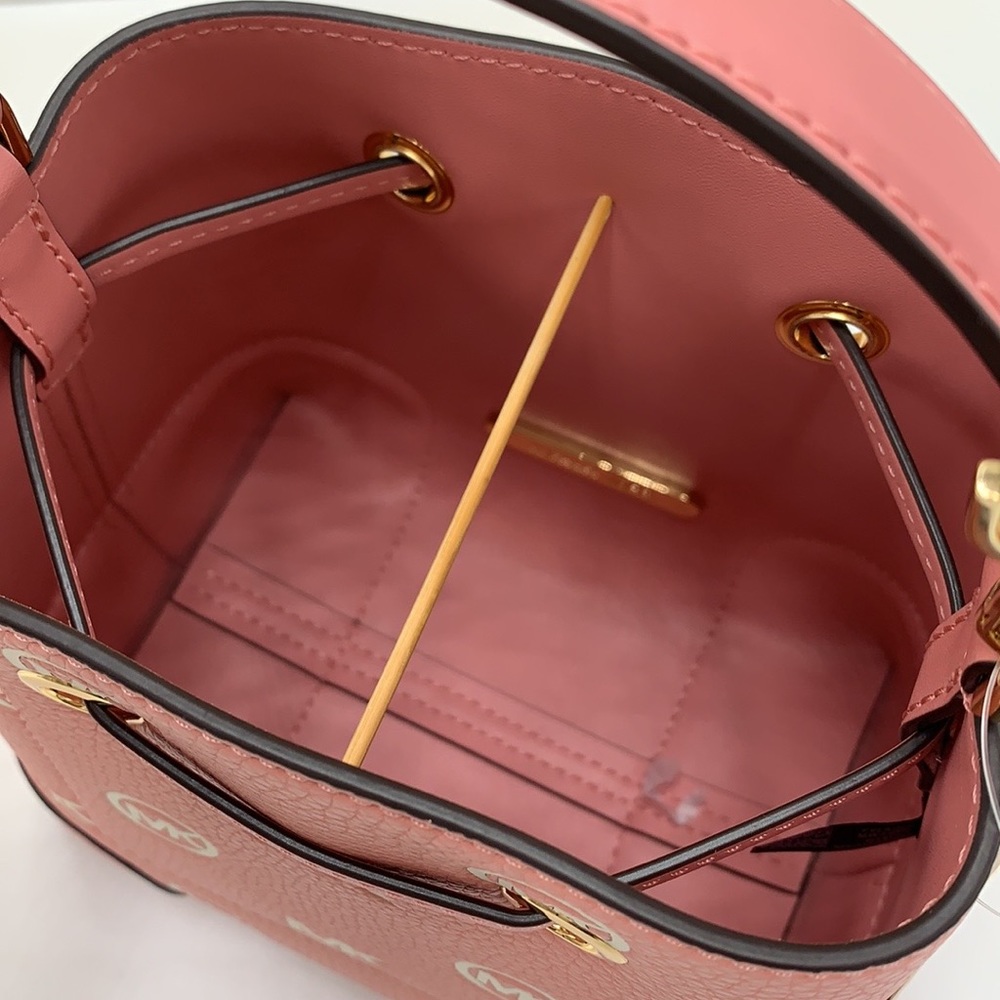MICHAEL KORS
Mercer Small Logo Embossed Leather Bucket Bag
COLOR PRIMROSE - Picture 9 of 15